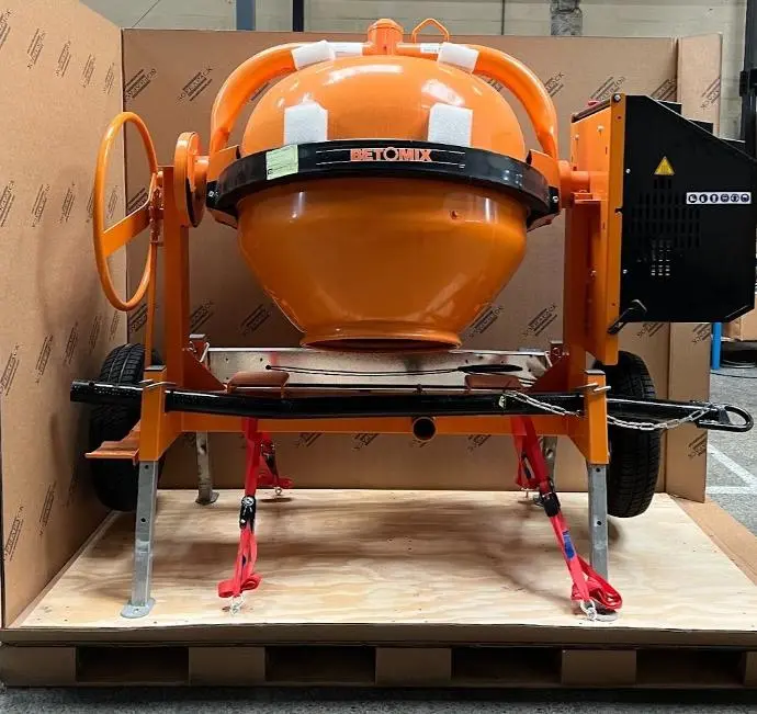 Machine industrielle dans caisse transport